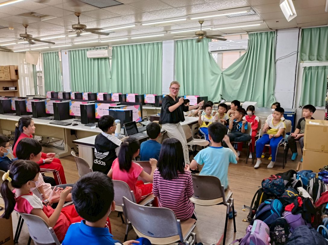 Hannah unterrichtet eine Volksschulklasse in Taiwan